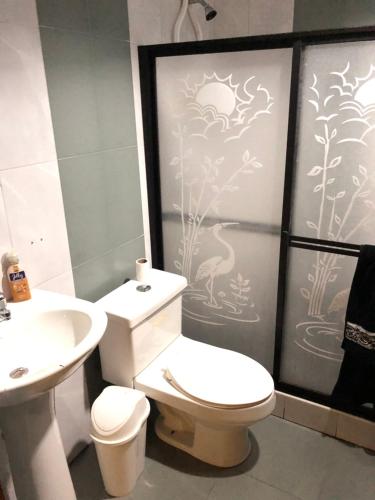 La salle de bains est pourvue de toilettes et d'un lavabo. dans l'établissement casa compartida, à Cuenca
