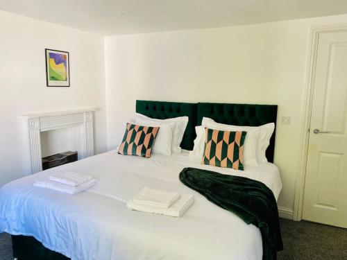 1 dormitorio con 1 cama blanca grande con almohadas en Penthouse - Contractors Professionals en Gloucester