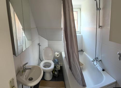 ein Badezimmer mit einem WC, einem Waschbecken und einer Badewanne in der Unterkunft 3-Zimmer-Wohnung Lichtenfels Schney in Lichtenfels
