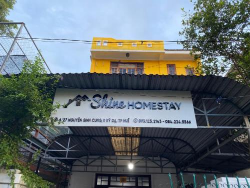 um edifício com um sinal que lê seda houseify em Shine Riverside Homestay em Hue
