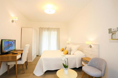 1 dormitorio con 1 cama y escritorio con ordenador en Bed and Breakfast Country Cottage en Civitavecchia