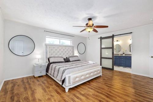 Postel nebo postele na pokoji v ubytování Newly remodeled 5BR 3BA w/pool 16 ppl