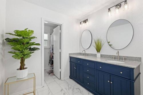 Koupelna v ubytování Newly remodeled 5BR 3BA w/pool 16 ppl