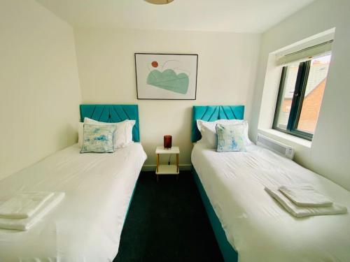 Un pat sau paturi într-o cameră la Ten - Central Apartment - Contractors Professionals