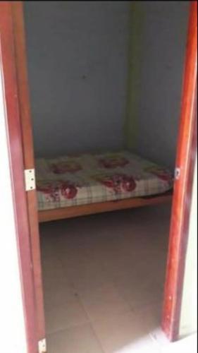 a small room with a small bed on a shelf at Waica House in Bahía de Caráquez