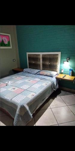 Un pat sau paturi într-o cameră la HOSTAL DEL SOL