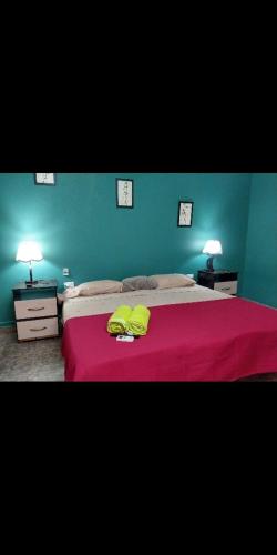 1 dormitorio con 1 cama con 2 almohadas amarillas en HOSTAL DEL SOL en 