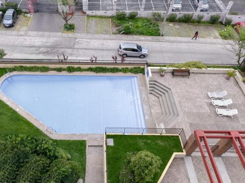 an overhead view of a swimming pool in a yard at Departamento Jardin del Mar in Viña del Mar
