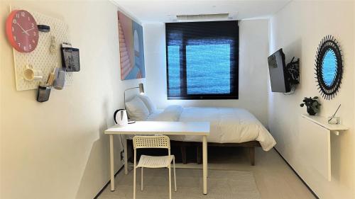 Five hotel Jongno في سول: غرفة نوم بسرير ومكتب ونافذة