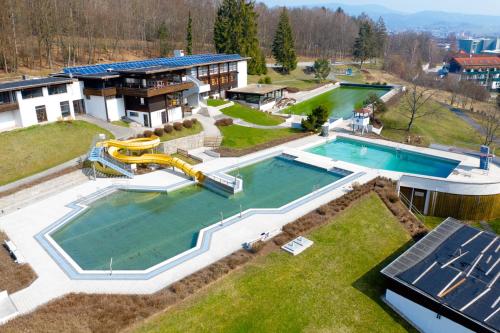 een luchtzicht op een huis met een zwembad bij Ferienhaus Nr 15, Typ A, Feriendorf Jägerpark, Bayerischer Wald in Viechtach