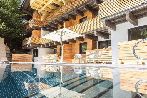 Bazén v ubytování Saalbach Suites by ALPS RESORTS nebo v jeho okolí
