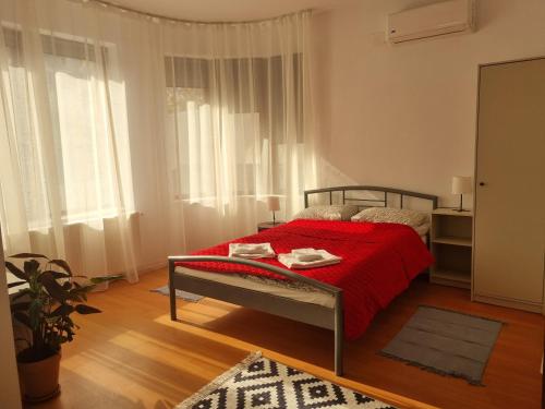 克盧日納波卡的住宿－Flower Inn - apartament 1，一间卧室配有一张带红色毯子的床