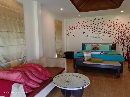 sala de estar con cama y sofá en Garto Resort, en Koh Samui 