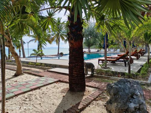 un complejo con una palmera y una piscina en Garto Resort, en Koh Samui 