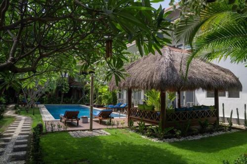 une villa avec piscine et un resort dans l'établissement Easy Surf Camp, à Kuta