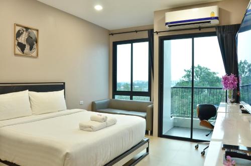 a hotel room with a bed and a balcony at NORN Rimkhlong Bangkok นอนริมคลอง in Bangkok Noi