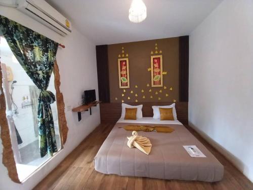 Un dormitorio con una cama grande y una ventana en The Park Ayutthaya Resort And Spa en Phra Nakhon Si Ayutthaya
