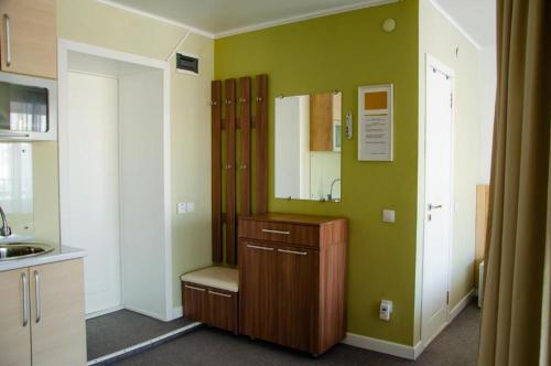La salle de bains est pourvue d'un lavabo et d'un miroir. dans l'établissement Tumar Apart Hotel, à Karaganda