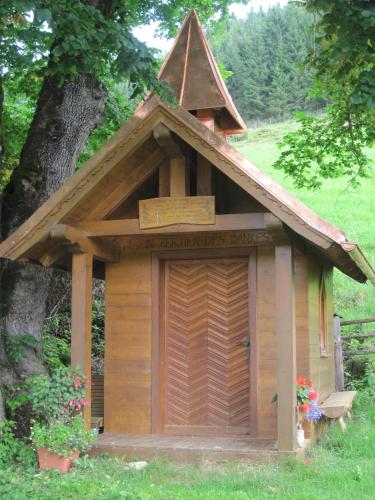 a wooden dog house with a sign on top of it at Mönchsberghof in Kleinarl