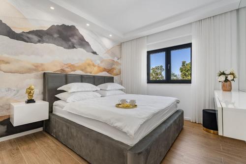 um quarto com uma cama grande e um quadro na parede em NEW! Villa Lukas with 44m2 pool in Makarska hinterland em Gornji Vinjani