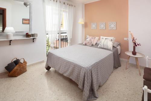 a bedroom with a bed and a couch at Brisa del mar in Chilches