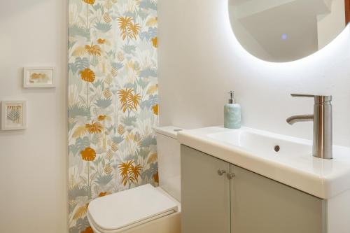 La salle de bains est pourvue d'un lavabo, de toilettes et d'un miroir. dans l'établissement Brisa del mar, à Xilxes