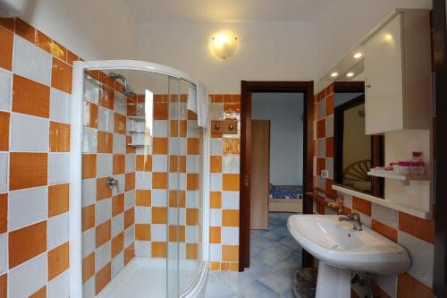 y baño con lavabo, aseo y ducha. en Villaggio La Marée, en Pisciotta