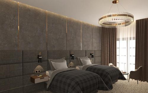 凡城的住宿－Elite World GO Van Edremit，一间卧室配有两张床和吊灯。