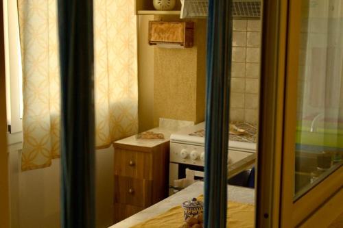 uma pequena cozinha com um fogão e um balcão em Casa Arcobaleno em Marsala