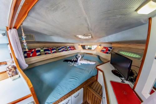 Zimmer in einem Wohnwagen mit einem Bett und einem TV in der Unterkunft EVASION in San Miguel de Abona
