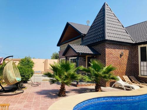 una casa con una piscina di fronte di Вилла Эмин a Baku