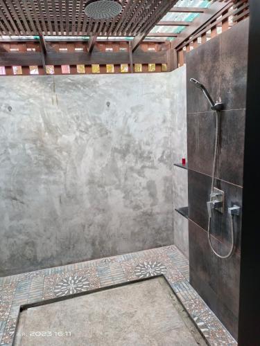 bagno con doccia e parete in cemento di Garto Resort a Ko Samui