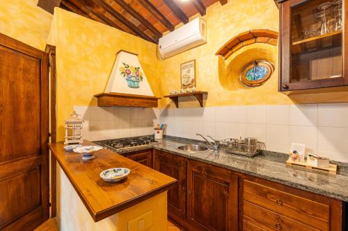Dapur atau dapur kecil di Borgo Dolci Colline Resort Loggia