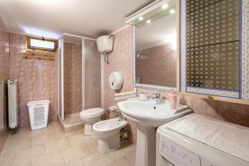 モノーポリにあるLa casa di pietra location Rosyのバスルーム(洗面台、トイレ、鏡付)