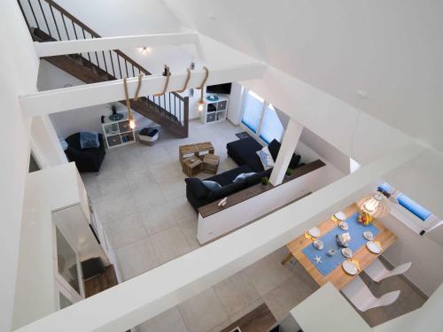 an overhead view of a living room and dining room at GalerieFerienwohnung Bonfire im Herzen des Ostseebades Rerik in Rerik