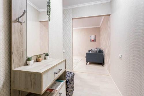 een badkamer met een wastafel en een spiegel bij Уютная квартира на Арбате in Alma-Ata