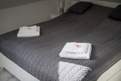 - un lit avec 2 serviettes dans l'établissement Ágoston Apartman, à Pécs