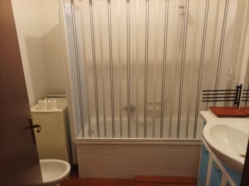La salle de bains est pourvue d'une douche, de toilettes et d'un lavabo. dans l'établissement la sosta, à Arenzano