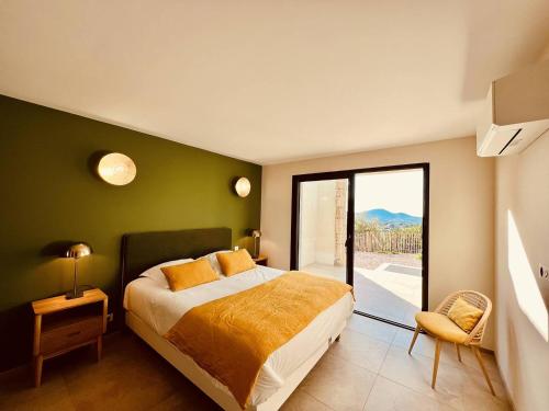 1 dormitorio con cama y ventana grande en Casa di Bà - villa 2 chambres avec piscine à 10 minutes des plages, en Afa