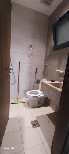 ein Bad mit einem WC und einem Waschbecken in der Unterkunft مكارم الدار in Mekka