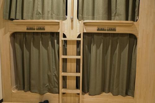 een kamer met groene gordijnen en een ladder bij Lodging Tokyo Tj03 in Tokyo