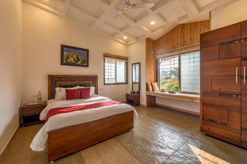 Postel nebo postele na pokoji v ubytování CosmicStays Rajgad Vista - Stay & play: adventure awaits