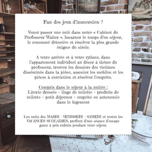 un panneau devant un mur de briques dans l'établissement Escap'Home - Appartement insolite avec enquête en autonomie - Escape game Locked, à Friville-Escarbotin