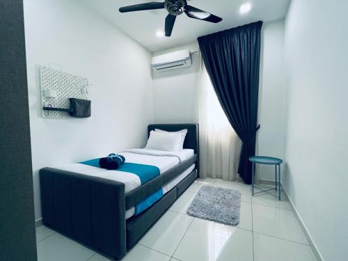 Kama Homestay @Wangsa Maju في كوالالمبور: غرفة نوم بسرير ومروحة سقف