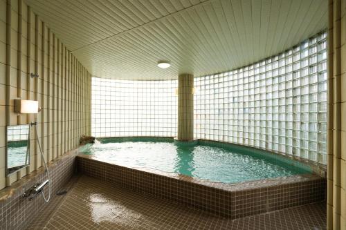 山口的住宿－Business Hotel Ueno，大房间里有一个大水池