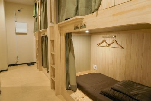 eine Reihe von Etagenbetten in einem Zimmer in der Unterkunft Lodging Tokyo Tj03 in Tokio
