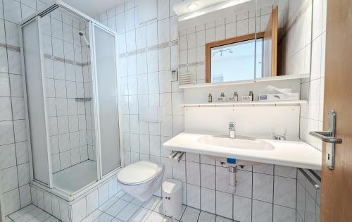 y baño con aseo, lavabo y ducha. en Imhof Alpine B&B Apartments, en Bettmeralp