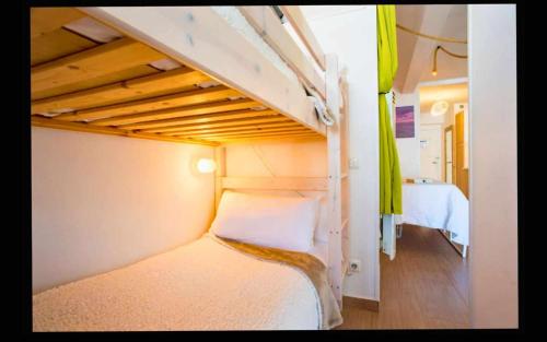 ein Schlafzimmer mit einem Etagenbett in einem Zimmer in der Unterkunft SkiinSkiout Wifi Guardaesquís y Relax TEC in Pas de la Casa