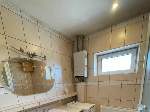 łazienka z lustrem, toaletą i oknem w obiekcie MY.PK.HOSTEL w Poznaniu