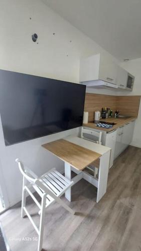 Kjøkken eller kjøkkenkrok på SER4 studio rdc, parking, wifi